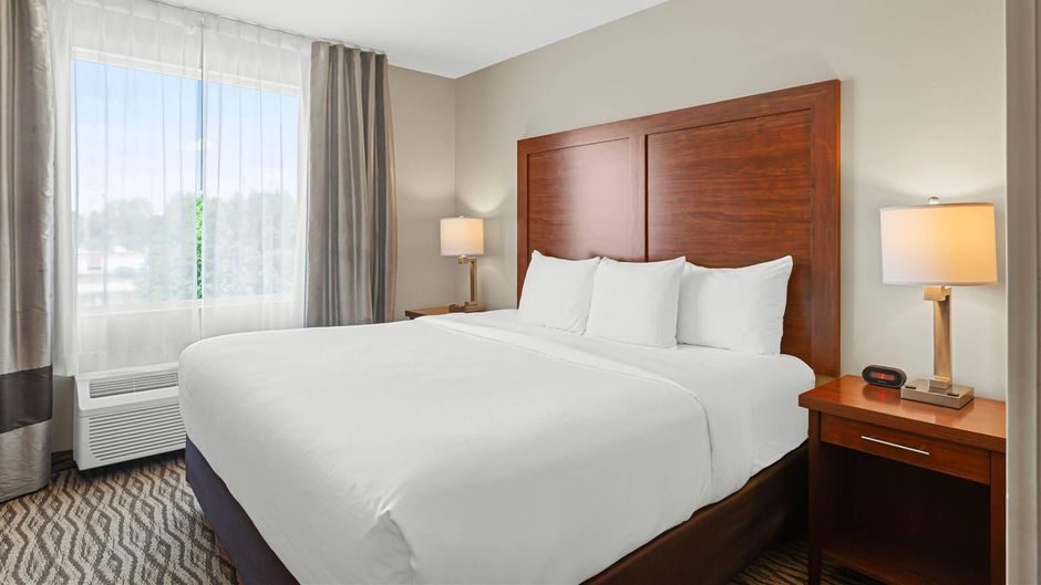 Comfort Inn and Suites Bowmanville Suite