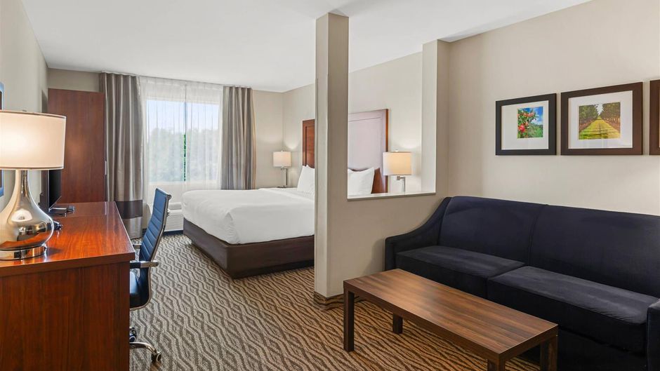 Comfort Inn and Suites Bowmanville Suite