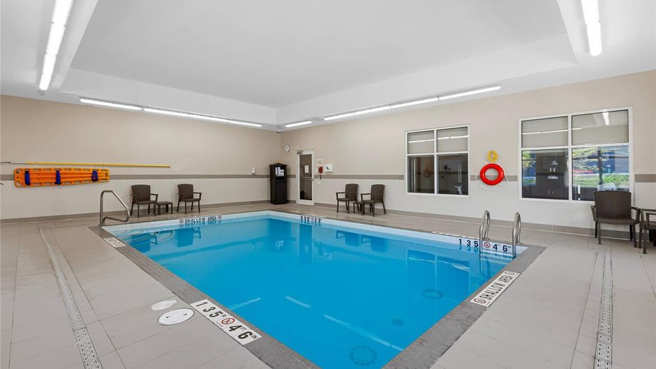 Comfort Inn and Suites Bowmanville Pool