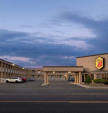 Super 8 Windsor/Dougall