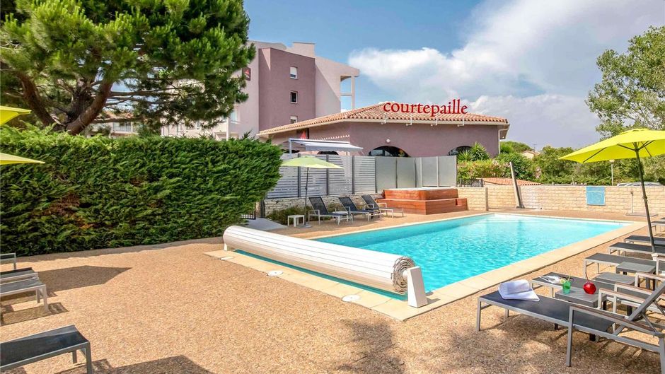 ibis Styles Frejus Saint-Raphael Pool
