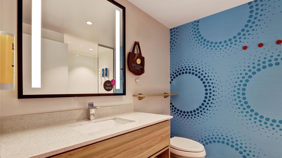 Tru by Hilton Edmonton Windermere Room