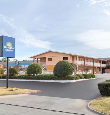 Days Inn & Suites Arlington