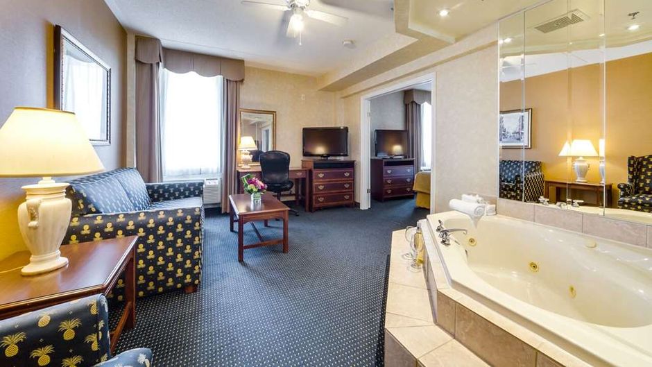 Monte Carlo Inn Airport Suites Suite