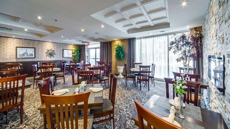 Monte Carlo Inn Airport Suites Suite