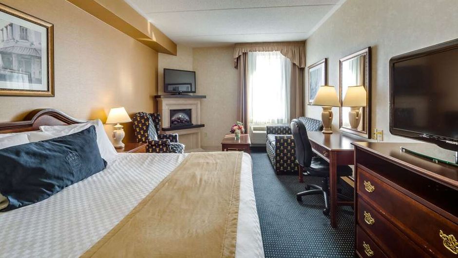 Monte Carlo Inn Airport Suites Suite