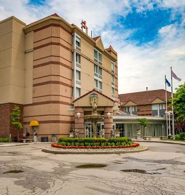 Monte Carlo Inn Airport Suites