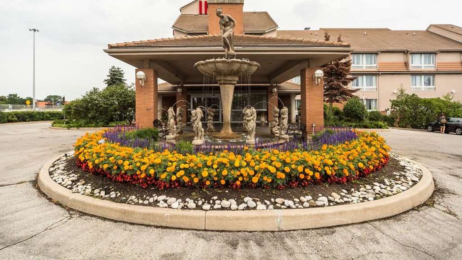 Monte Carlo Inn Oakville Suites Suite