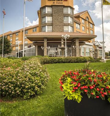 Monte Carlo Inn & Suites
