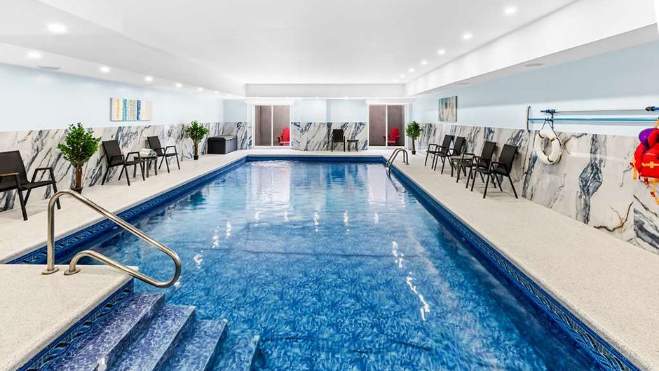 Best Western Plus Montreal East Pool