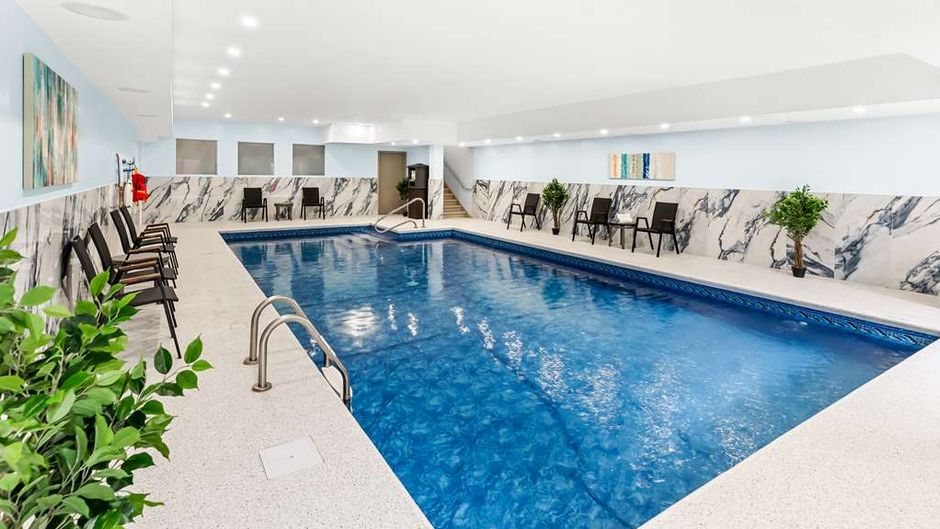 Best Western Plus Montreal East Pool