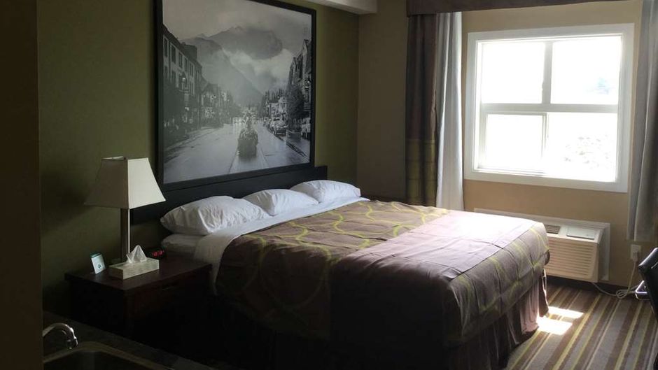 Super 8 Hardisty Room