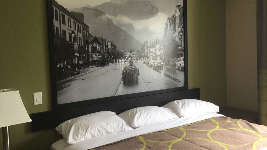 Super 8 Hardisty Room