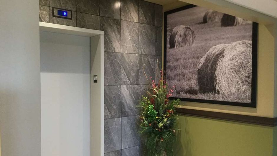 Super 8 Hardisty Lobby