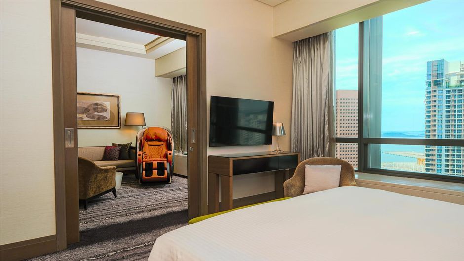 Carlton City Hotel Singapore Suite