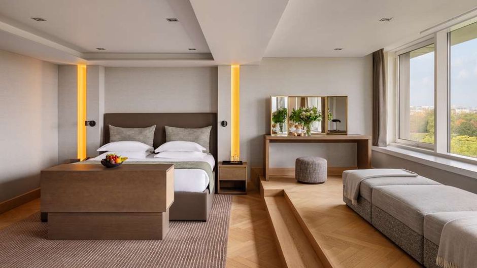 Royal Garden Hotel Suite