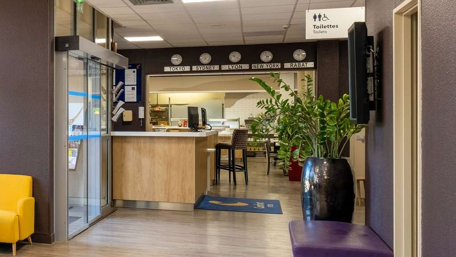 Comfort Hotel Aeroport Lyon St Exupery Lobby