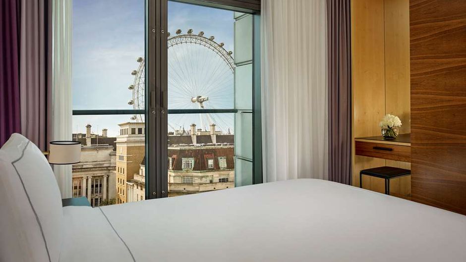 Park Plaza County Hall London Room