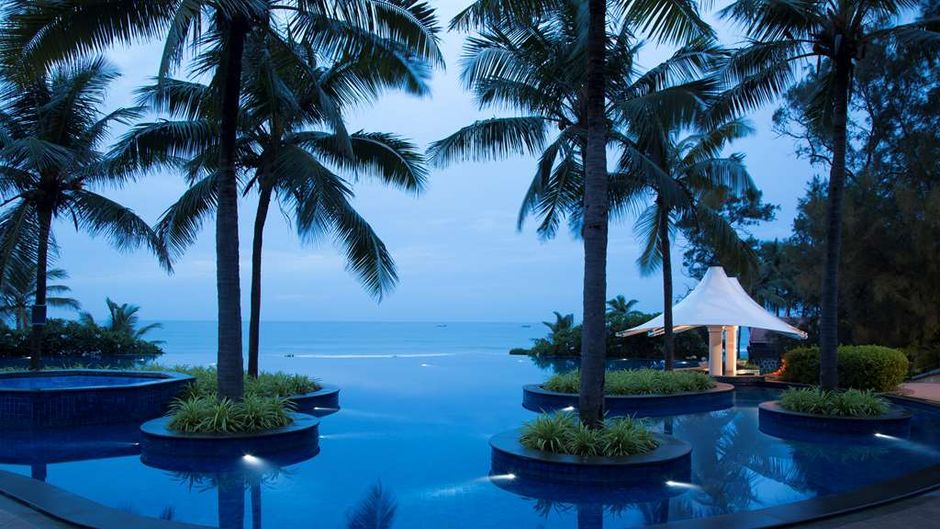 Radisson Blu Temple Bay Mamallapuram Pool