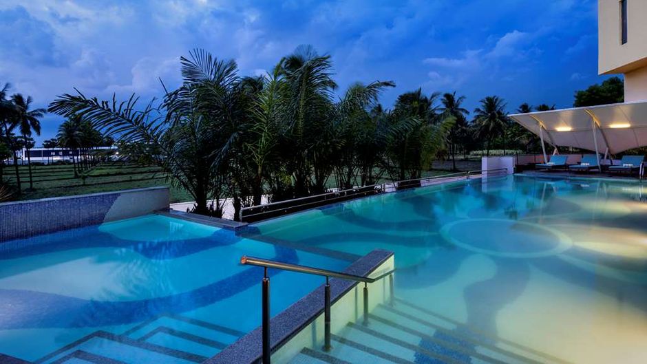 Radisson Salem Pool