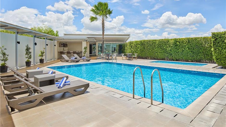 Park Inn by Radisson Clark Pool