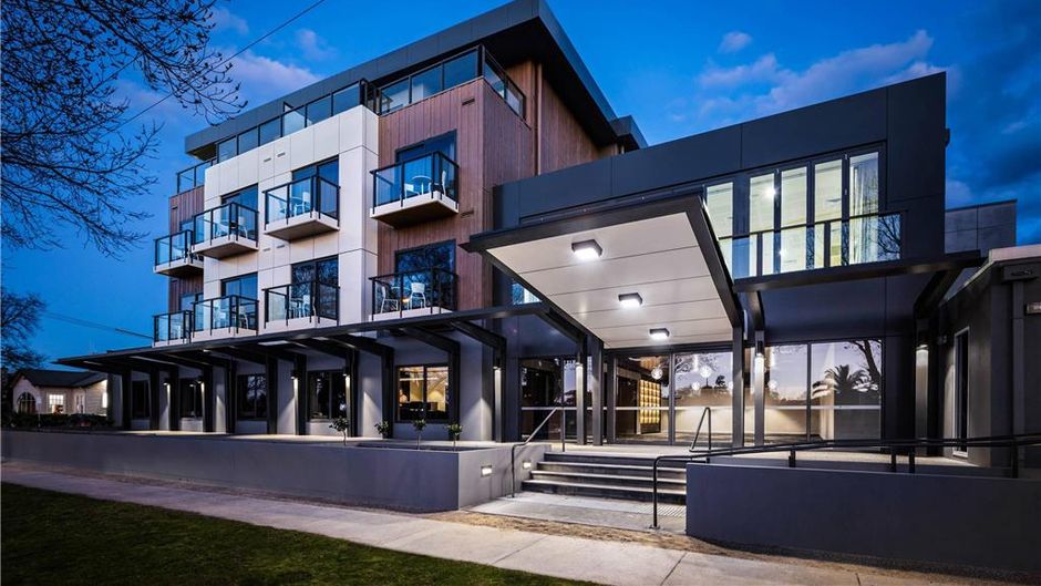 Quality Hotel Lakeside Exterior