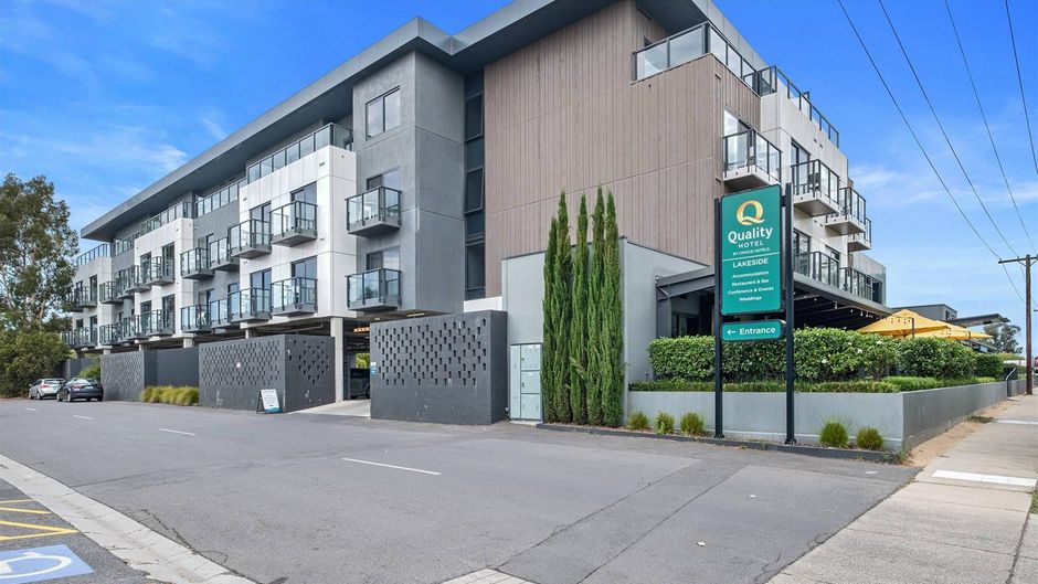 Quality Hotel Lakeside Exterior