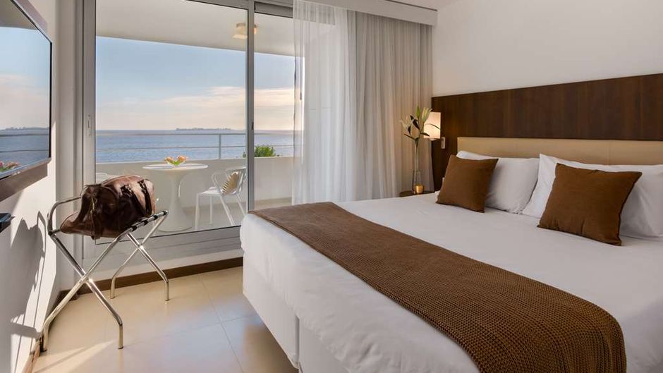 Dazzler Colonia Room