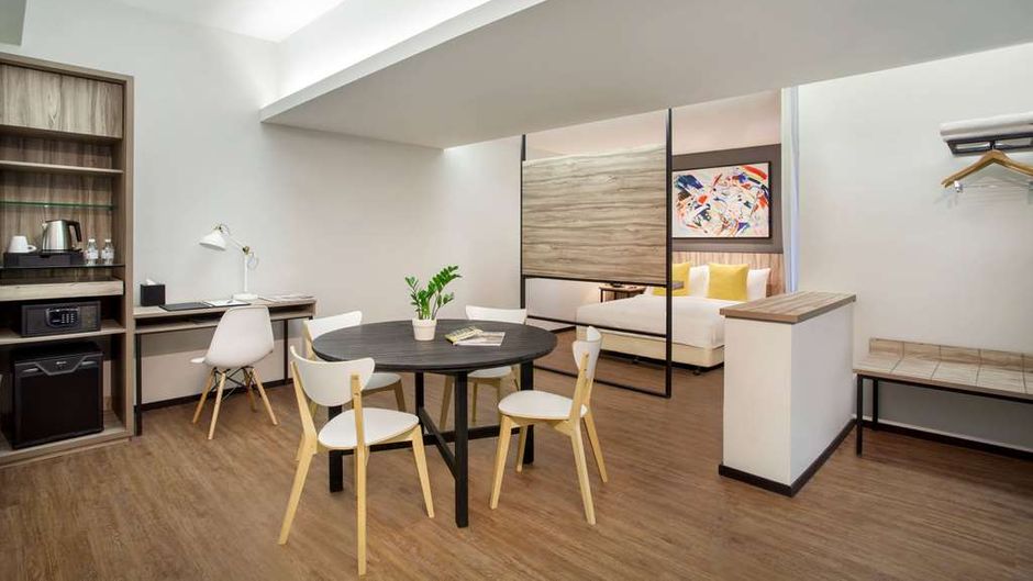 Days Hotel & Suites Fraser Business Park Room