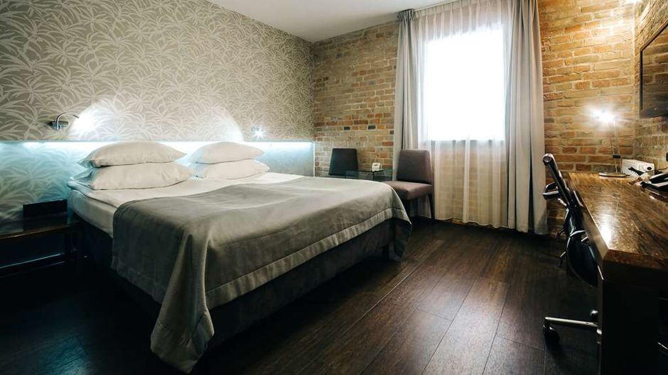 Q Hotel Grand Cru Room