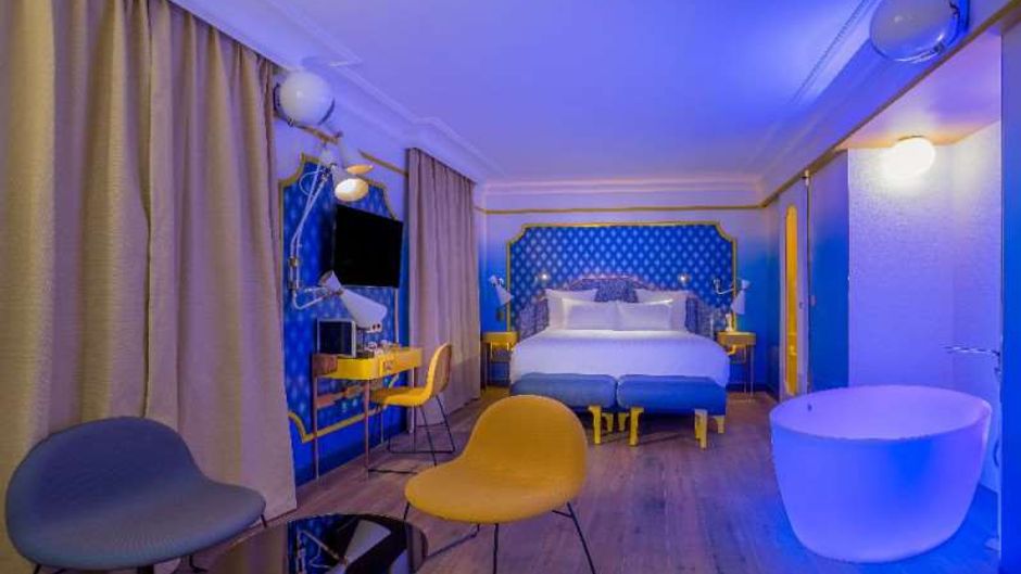 Idol Hotel Room