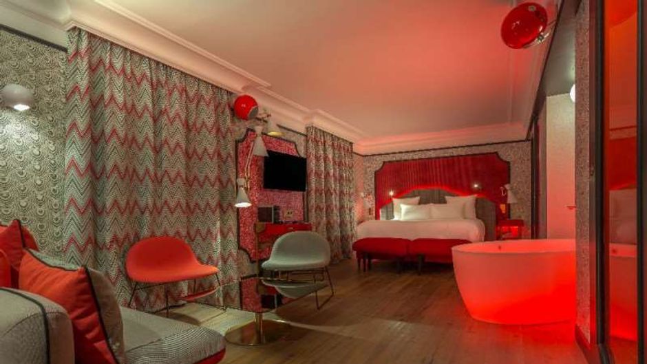 Idol Hotel Room