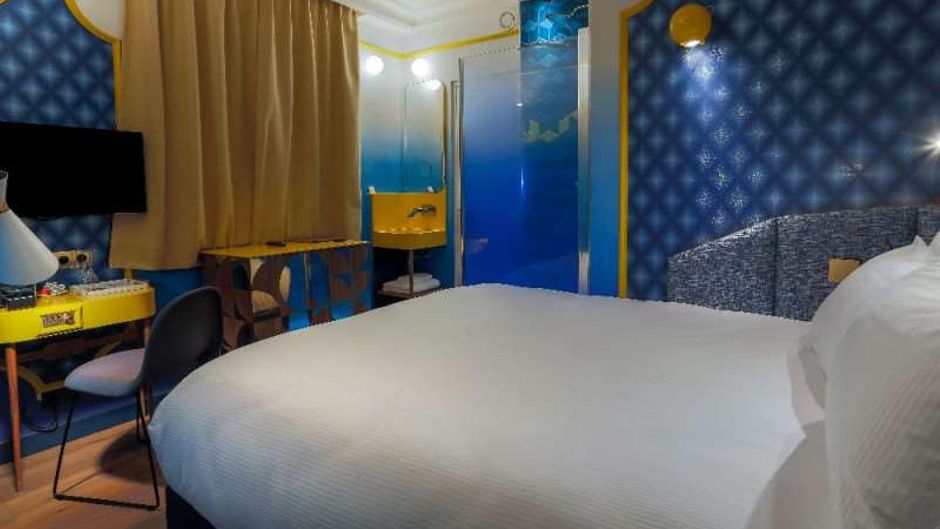 Idol Hotel Room