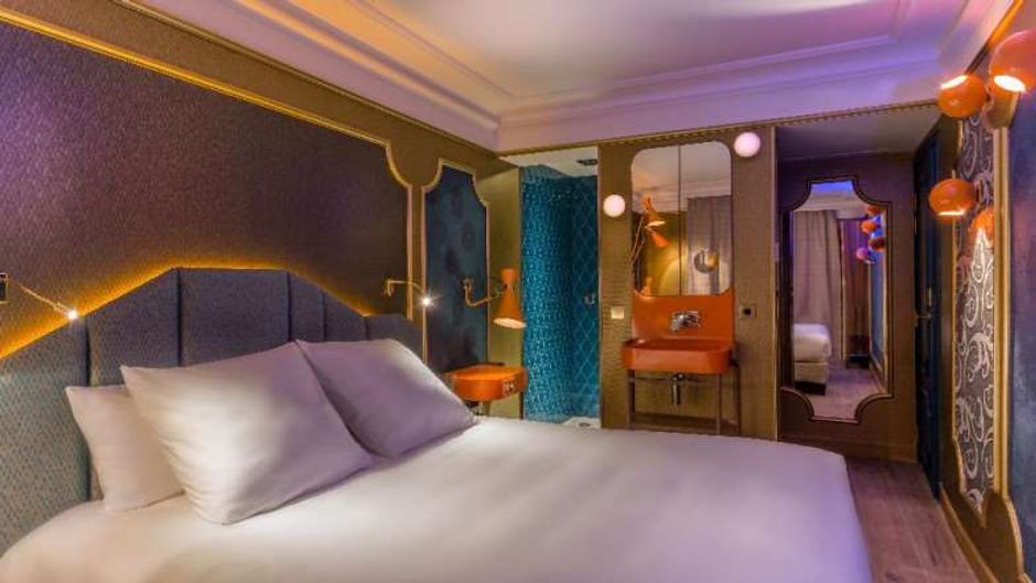 Idol Hotel Room