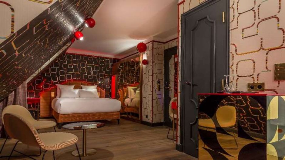 Idol Hotel Room