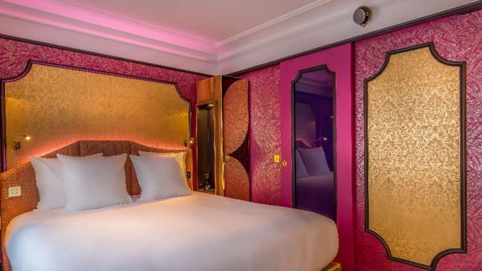 Idol Hotel Room