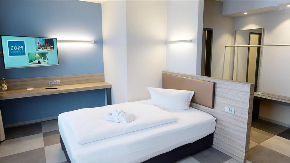 Median Hotel Room