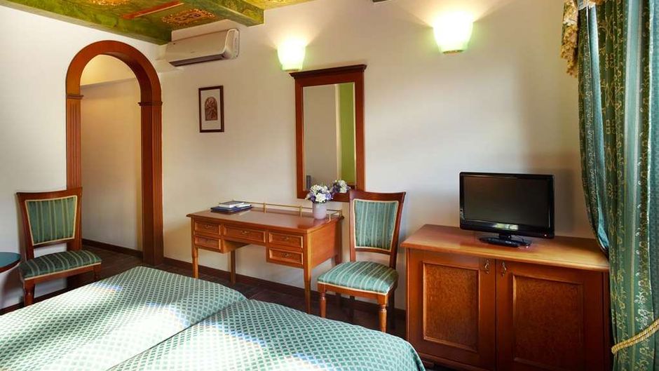 Hotel Royal Ricc Room