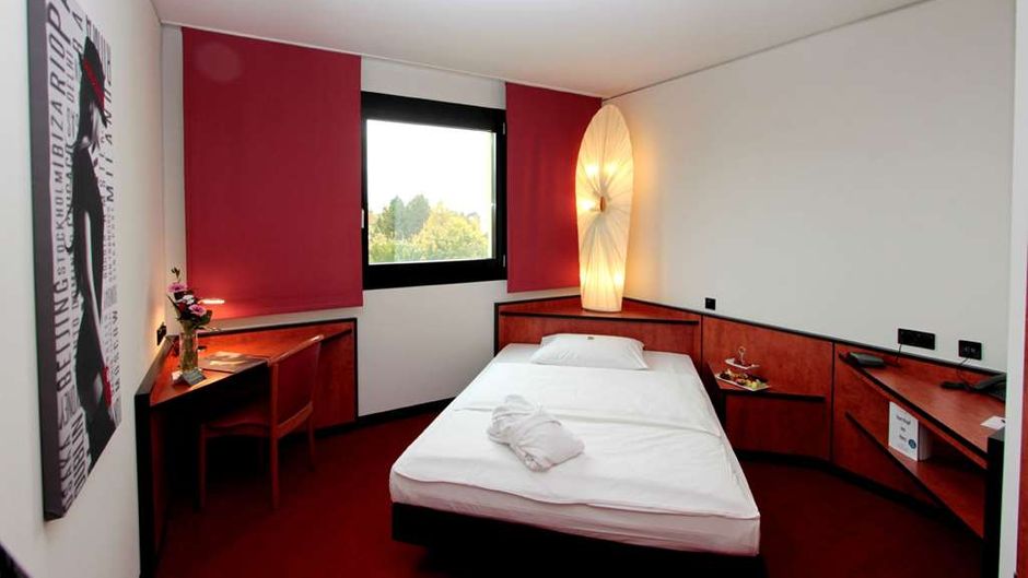 Ara Hotel Comfort Room