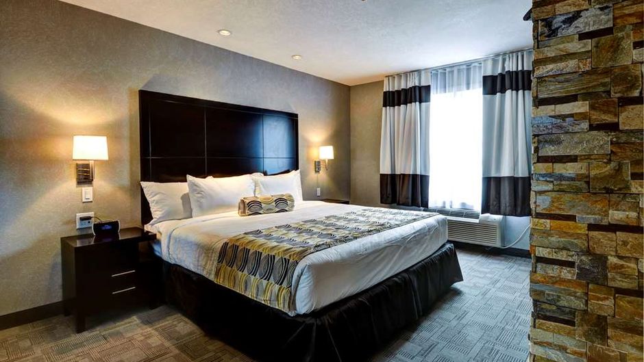 Home Inn & Suites Swift Current Exterior