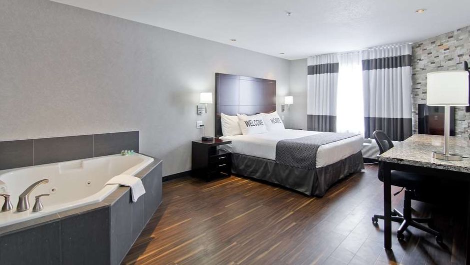 Home Inn & Suites Regina Airport Hotel Suite