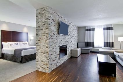 Home Inn & Suites Regina Airport Hotel