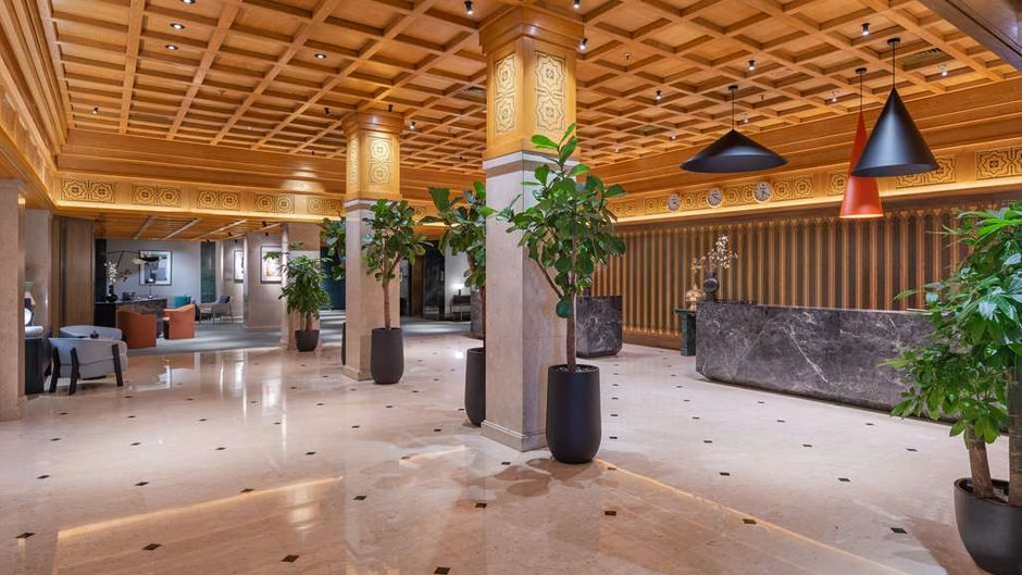Radisson Blu Hotel, Dubai Deira Creek Lobby