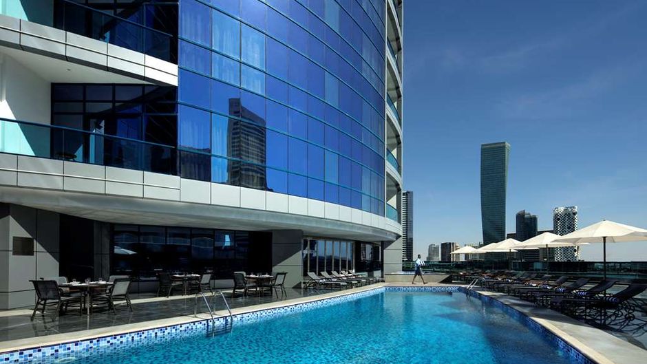 Radisson Blu Hotel, Dubai Waterfront Pool