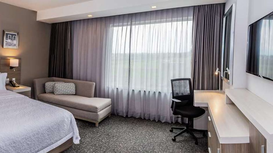 Hampton Inn & Suites by Hilton Puebla Room