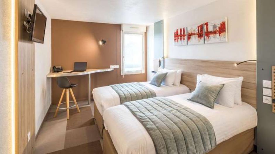 Carre Pau Airport Hotel Room