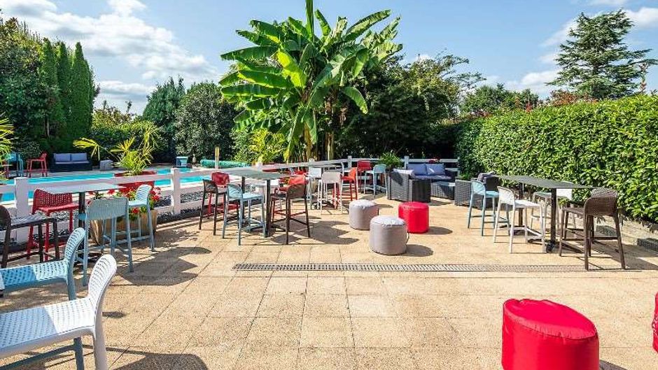Carre Pau Airport Hotel Exterior