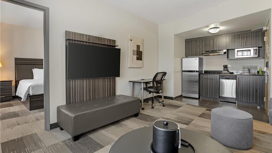 Best Western Plus Airport Inn & Suites Room