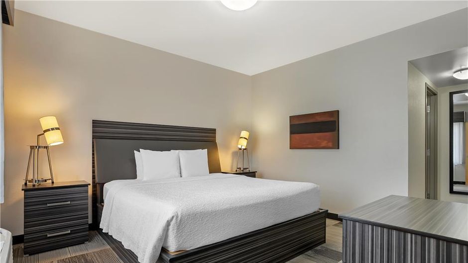 Best Western Plus Airport Inn & Suites Room