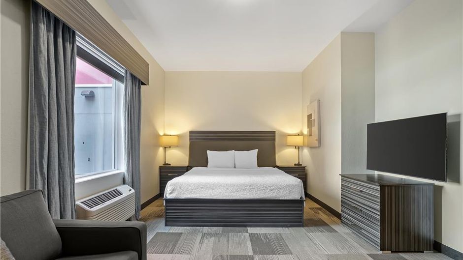 Best Western Plus Airport Inn & Suites Room